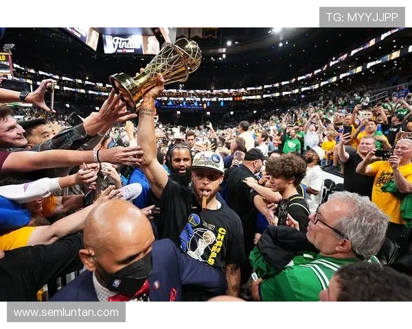 ✅体育直播🏆世界杯直播🏀NBA直播⚽现场直击 6万年一遇的彗星划过北极村天际sports